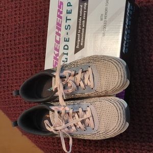 Skechers shoes - size 9